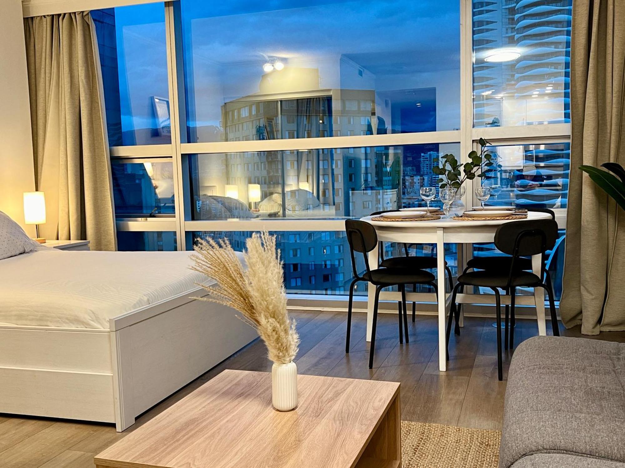 Stunning Skyline Views In A Cozy And Stylish Abode Apartment Vancouver Exterior photo